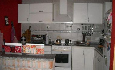 DEPARTAMENTO EN PLANTA ALTA CON DOS DORMITORIOS, BANO, COCINA/COMEDOR, LAVADERO CUBIERTO, GALERIA Y PATIO EN PLANTA BAJA