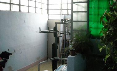 DEPARTAMENTO EN PLANTA ALTA CON DOS DORMITORIOS, BANO, COCINA/COMEDOR, LAVADERO CUBIERTO, GALERIA Y PATIO EN PLANTA BAJA