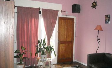 DEPARTAMENTO EN PLANTA ALTA CON DOS DORMITORIOS, BANO, COCINA/COMEDOR, LAVADERO CUBIERTO, GALERIA Y PATIO EN PLANTA BAJA