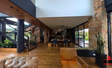 casa en arriendo en loma del escobero. Cod A5022