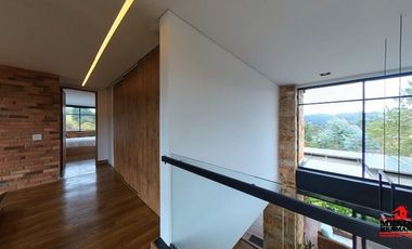 casa en arriendo en loma del escobero. Cod A5022