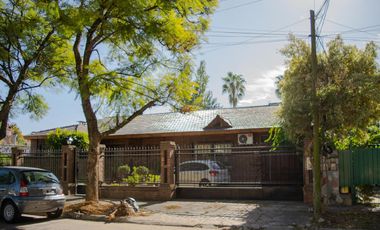 Casa de 5 ambientes con cochera en venta en Martinez