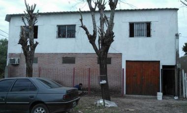 MONTE GRANDE: CASA TIPO DEPARTAMENTO , CON LOCAL/DEPOSITO DE 200 M2