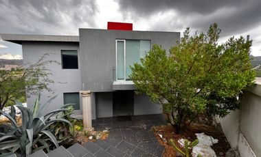 Casa en VENTA en marfil de estilo moderno con vista y acabados de lujo