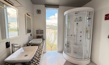 Casa en VENTA en marfil de estilo moderno con vista y acabados de lujo