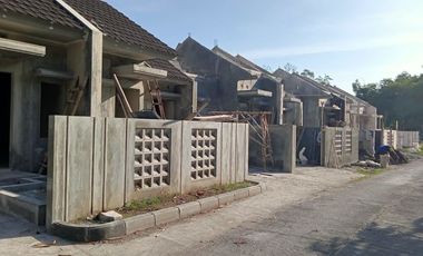 RUMAH SIAP HUNI DIJUAL DIPRAMBANAN DEKAT EXIT TOL MANISRENGGO