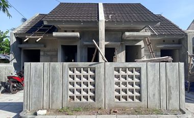 RUMAH SIAP HUNI DIJUAL DIPRAMBANAN DEKAT EXIT TOL MANISRENGGO