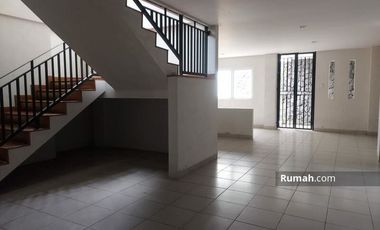 Dijual Rumah Dengan Tanah Yang Luas