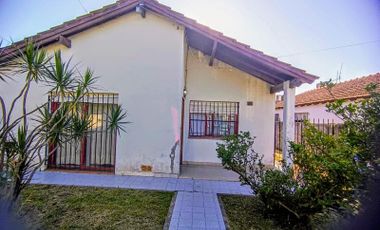 Casa en venta - 3 Dormitorios 1 Baño - 275Mts2 -  Villa Elvira, La Plata