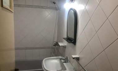 Se vende amplio departamento de 3 amb en 2do piso por escalera. excelente ubicacion en villa adelina.