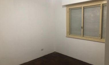 Se vende amplio departamento de 3 amb en 2do piso por escalera. excelente ubicacion en villa adelina.