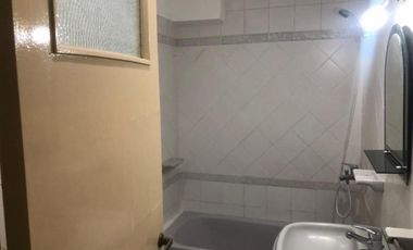 Se vende amplio departamento de 3 amb en 2do piso por escalera. excelente ubicacion en villa adelina.