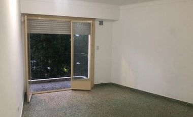 Se vende amplio departamento de 3 amb en 2do piso por escalera. excelente ubicacion en villa adelina.