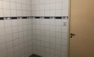 Se vende amplio departamento de 3 amb en 2do piso por escalera. excelente ubicacion en villa adelina.