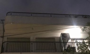 Se vende amplio departamento de 3 amb en 2do piso por escalera. excelente ubicacion en villa adelina.