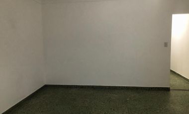 Se vende amplio departamento de 3 amb en 2do piso por escalera. excelente ubicacion en villa adelina.