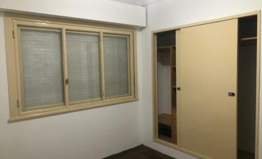 Se vende amplio departamento de 3 amb en 2do piso por escalera. excelente ubicacion en villa adelina.