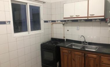 Se vende amplio departamento de 3 amb en 2do piso por escalera. excelente ubicacion en villa adelina.