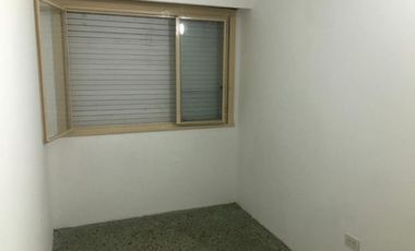 Se vende amplio departamento de 3 amb en 2do piso por escalera. excelente ubicacion en villa adelina.