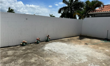Se alquila casa en Arboledas