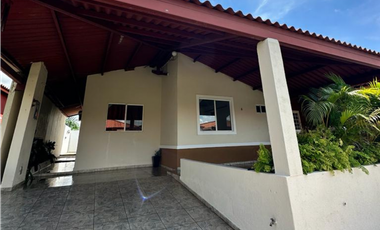 Se alquila casa en Arboledas