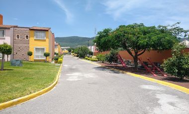 VENTA CASA AMUEBLADA CON JARDINES, ALBERCA, PALAPA Y VIGILANCIA