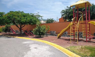 VENTA CASA AMUEBLADA CON JARDINES, ALBERCA, PALAPA Y VIGILANCIA