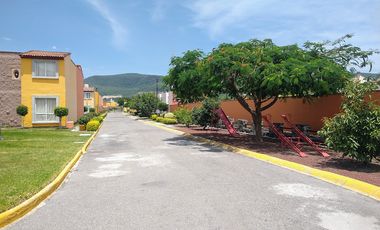 VENTA CASA AMUEBLADA CON JARDINES, ALBERCA, PALAPA Y VIGILANCIA