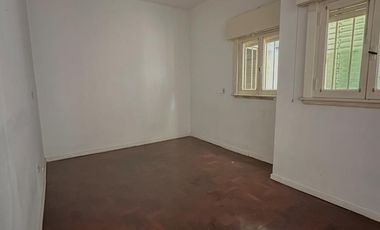 Casa muy amplia en lote propio a RECICLAR  en Ramos Mejía Sur Centro