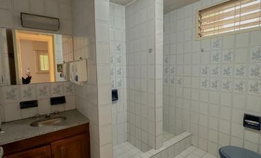 Casa muy amplia en lote propio a RECICLAR  en Ramos Mejía Sur Centro