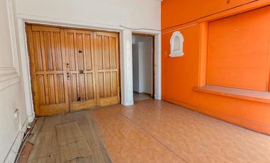 Casa muy amplia en lote propio a RECICLAR  en Ramos Mejía Sur Centro