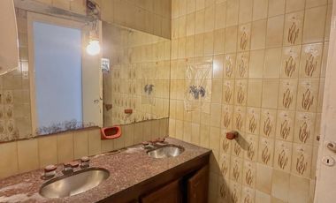 Casa muy amplia en lote propio a RECICLAR  en Ramos Mejía Sur Centro