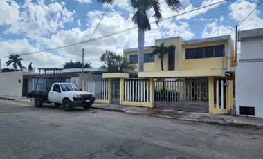 Casa en Venta en la Col. Campestre, Amplios espacios para renovar-Mérida Yuc.
