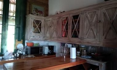 ENORME y HERMOSA casa, a metros del rio y costanera, muy buen parque, pileta,  9 ambientes 3 baños, cochera, gas natural