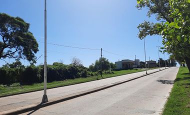 ENORME y HERMOSA casa, a metros del rio y costanera, muy buen parque, pileta,  9 ambientes 3 baños, cochera, gas natural