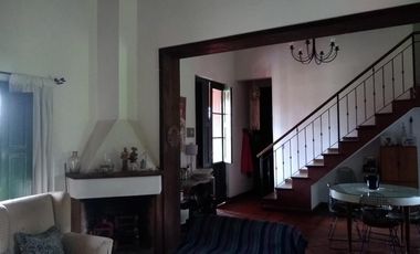 ENORME y HERMOSA casa, a metros del rio y costanera, muy buen parque, pileta,  9 ambientes 3 baños, cochera, gas natural