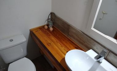 ENORME y HERMOSA casa, a metros del rio y costanera, muy buen parque, pileta,  9 ambientes 3 baños, cochera, gas natural