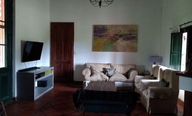 ENORME y HERMOSA casa, a metros del rio y costanera, muy buen parque, pileta,  9 ambientes 3 baños, cochera, gas natural