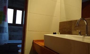 ENORME y HERMOSA casa, a metros del rio y costanera, muy buen parque, pileta,  9 ambientes 3 baños, cochera, gas natural