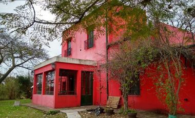 ENORME y HERMOSA casa, a metros del rio y costanera, muy buen parque, pileta,  9 ambientes 3 baños, cochera, gas natural