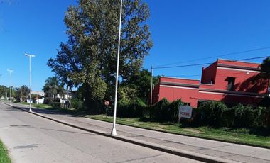 ENORME y HERMOSA casa, a metros del rio y costanera, muy buen parque, pileta,  9 ambientes 3 baños, cochera, gas natural