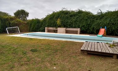 ENORME y HERMOSA casa, a metros del rio y costanera, muy buen parque, pileta,  9 ambientes 3 baños, cochera, gas natural