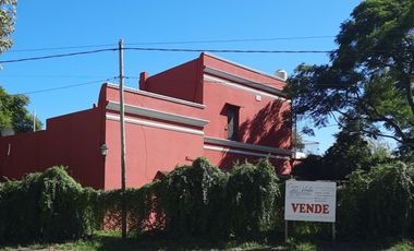 ENORME y HERMOSA casa, a metros del rio y costanera, muy buen parque, pileta,  9 ambientes 3 baños, cochera, gas natural