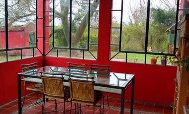 ENORME y HERMOSA casa, a metros del rio y costanera, muy buen parque, pileta,  9 ambientes 3 baños, cochera, gas natural