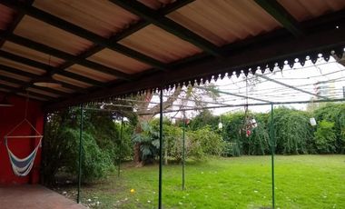 ENORME y HERMOSA casa, a metros del rio y costanera, muy buen parque, pileta,  9 ambientes 3 baños, cochera, gas natural