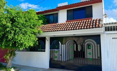 EXCELENTE CASA EN FRACCIONAMIENTO PIRAMIDES CON AMPLIOS ESPACIOS