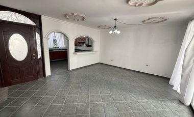 EXCELENTE CASA EN FRACCIONAMIENTO PIRAMIDES CON AMPLIOS ESPACIOS