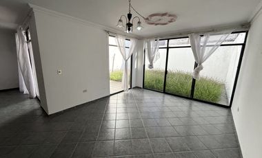 EXCELENTE CASA EN FRACCIONAMIENTO PIRAMIDES CON AMPLIOS ESPACIOS