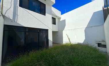 EXCELENTE CASA EN FRACCIONAMIENTO PIRAMIDES CON AMPLIOS ESPACIOS