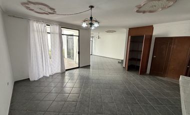 EXCELENTE CASA EN FRACCIONAMIENTO PIRAMIDES CON AMPLIOS ESPACIOS